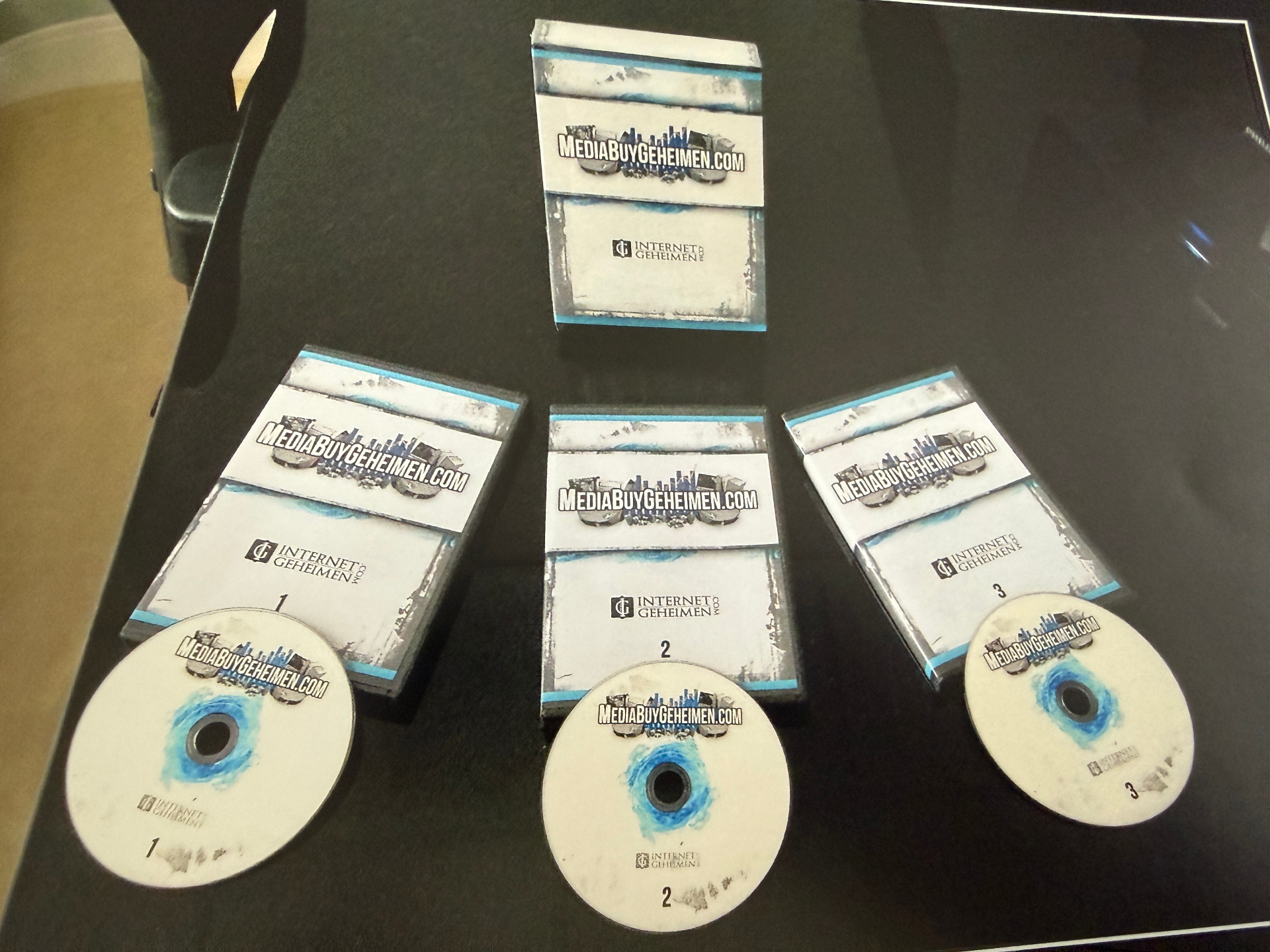 Fysieke DVD-sets van Internet Geheimen en MediaBuyGeheimen.