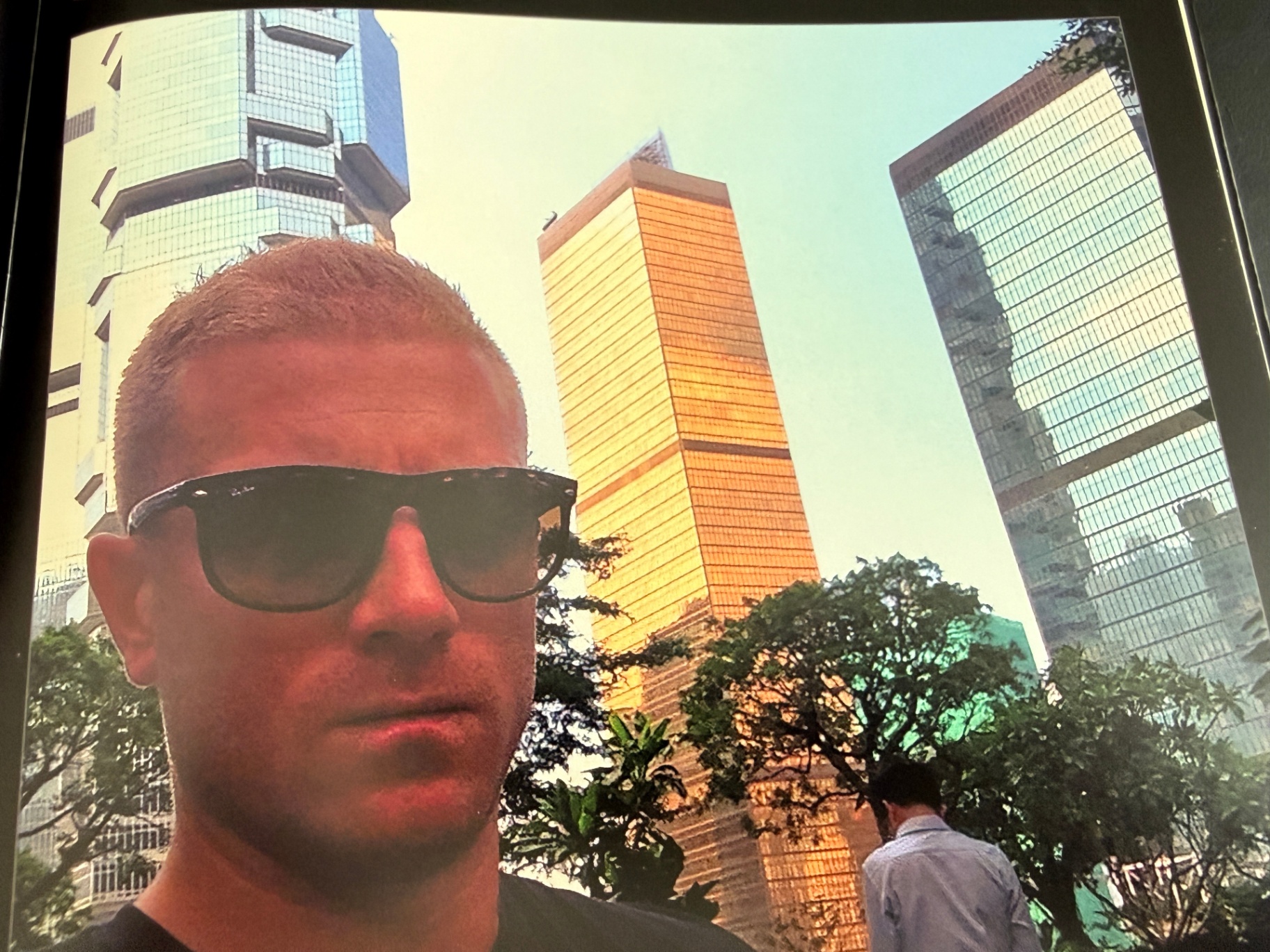 Selfie met de skyline van Hong Kong op de achtergrond.