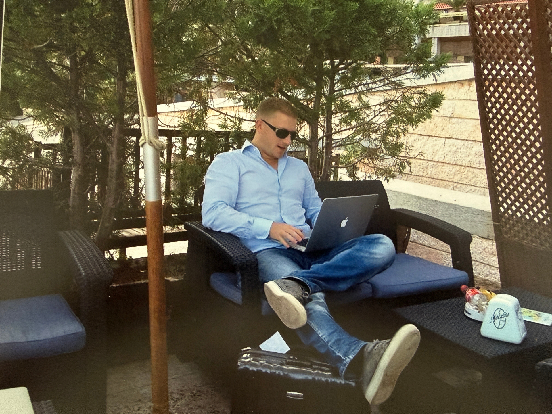 Werkend op een MacBook in de buitenlucht tijdens de Internet Geheimen-periode.