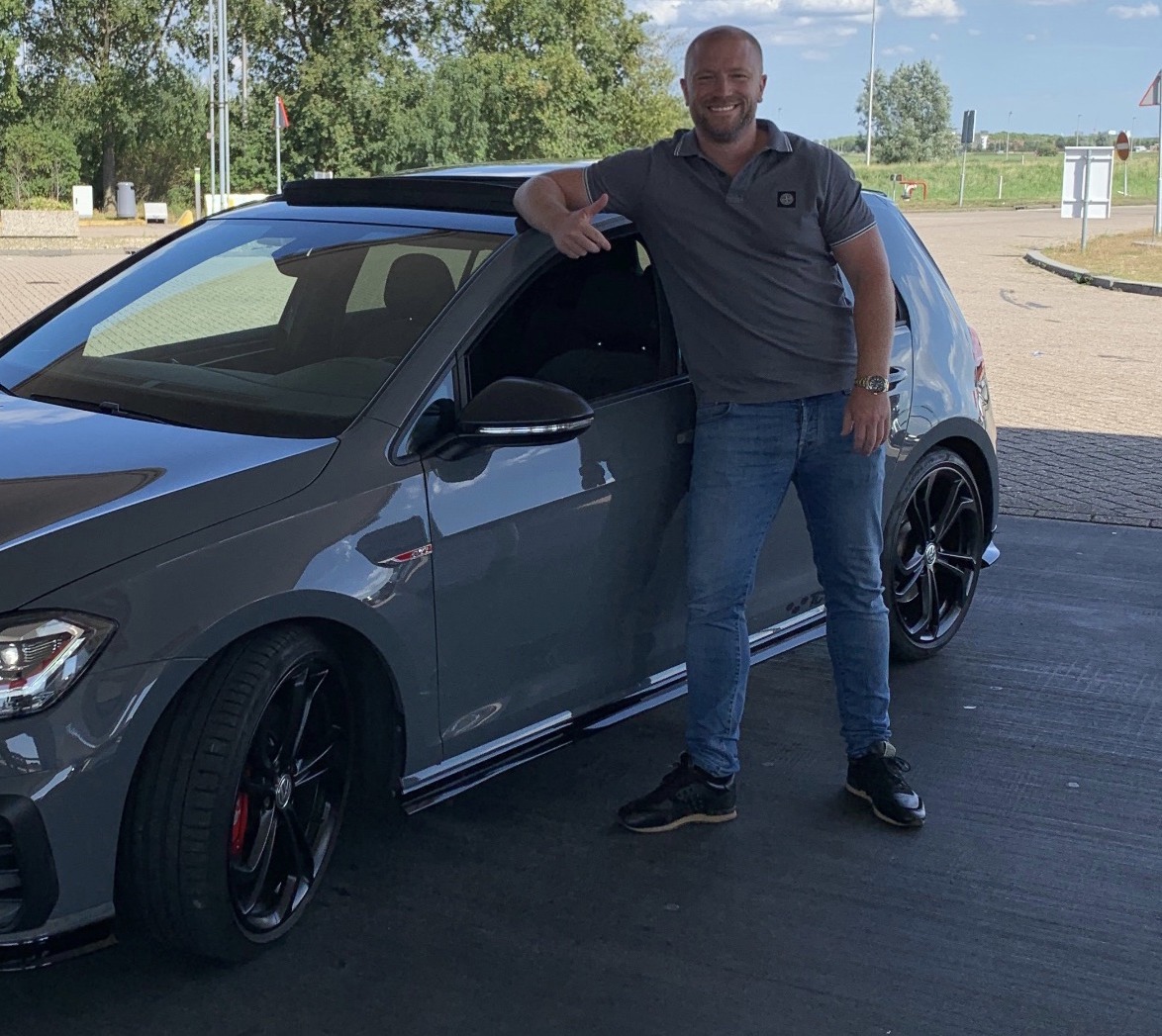 Jeroen bij een grijze Volkswagen Golf GTI TCR.