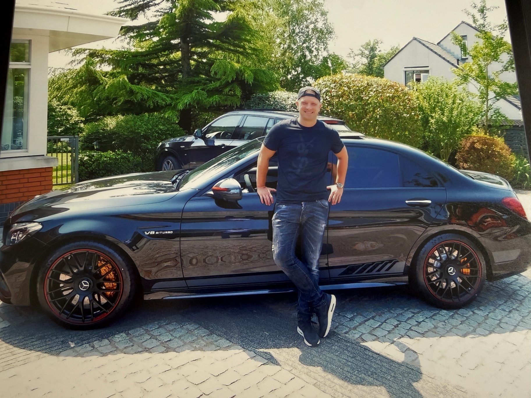 Jeroen Klein bij zijn zwarte Mercedes-AMG C63 V8 Biturbo.