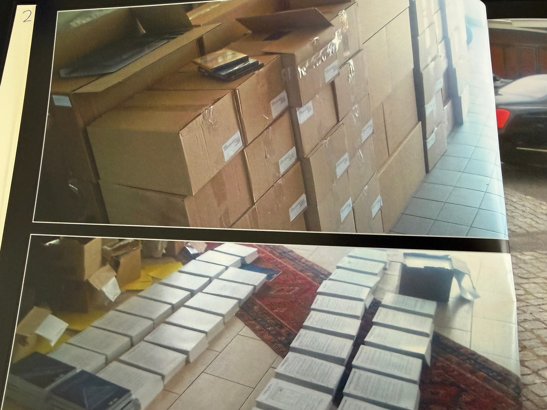 Stapels verzenddozen klaar voor verzending van Internet Geheimen producten.